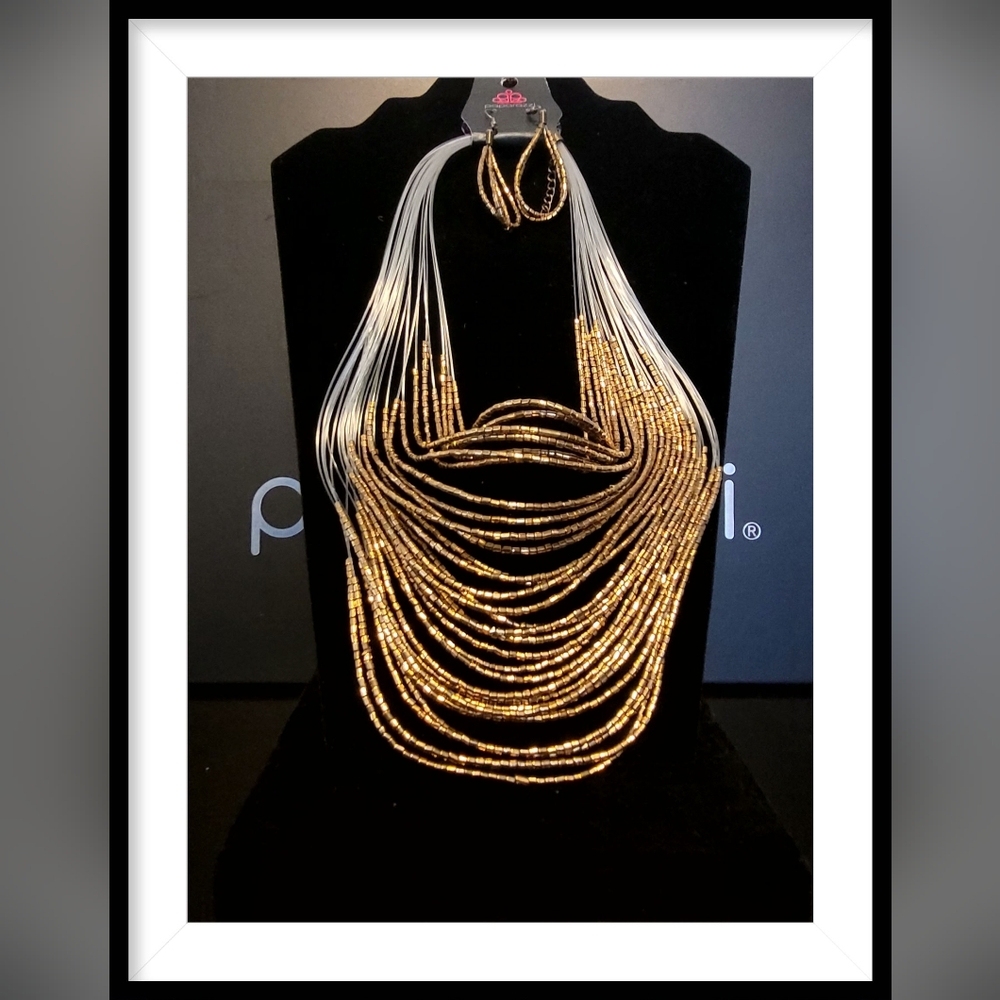 Paparazzi Jewelry Cat Walk Queen Necklace and Earring Set.